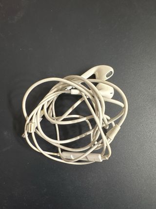 iPhone 13 Pro Max + fundas, cargador y auriculares