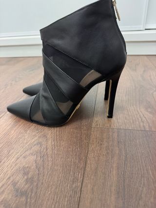 Botines de tacón negros con malla