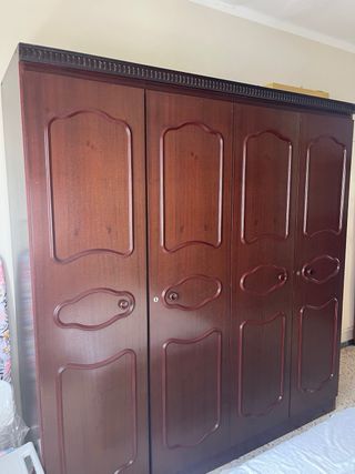 Armario de madera marrón