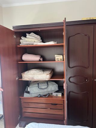 Armario de madera marrón