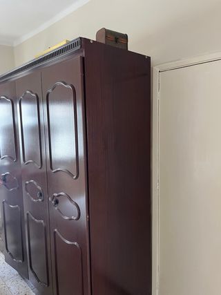 Armario de madera marrón