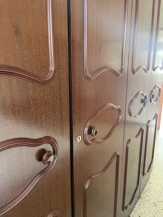 Armario de madera marrón