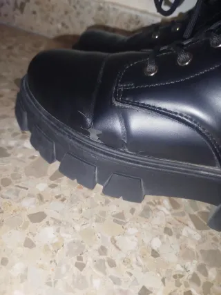 Botas altas cuero negras.