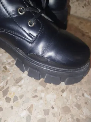 Botas altas cuero negras.