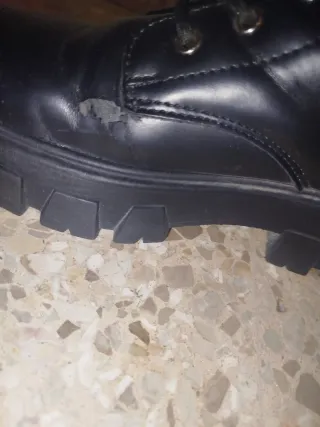 Botas altas cuero negras.