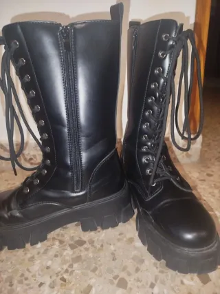 Botas altas cuero negras.