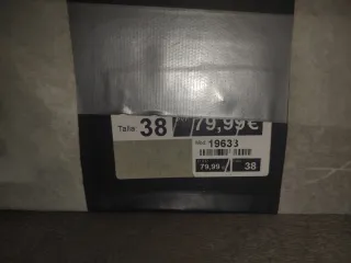 Botas altas cuero negras.