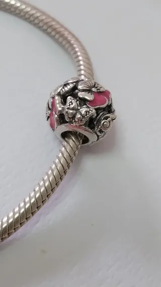 Charm Pandora Flores.
