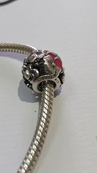 Charm Pandora Flores.