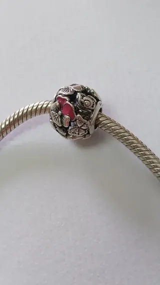 Charm Pandora Flores.