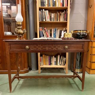 Escritorio antiguo de madera y metal