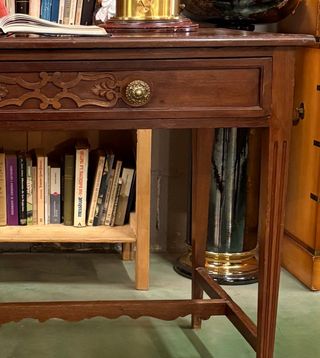 Escritorio antiguo de madera y metal