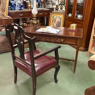 Escritorio antiguo de madera y metal