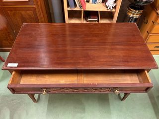 Escritorio antiguo de madera y metal