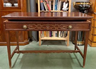 Escritorio antiguo de madera y metal