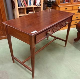 Escritorio antiguo de madera y metal