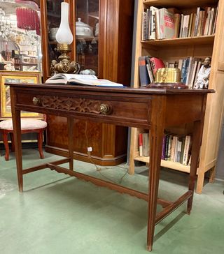 Escritorio antiguo de madera y metal