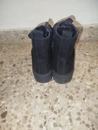 Botines negros con cordones y cremallera