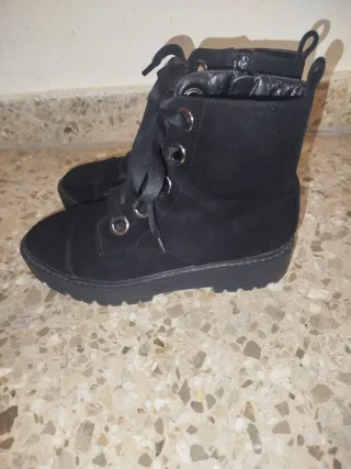 Botines negros con cordones y cremallera