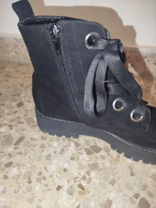 Botines negros con cordones y cremallera