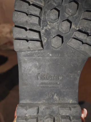 Botines negros con cordones y cremallera