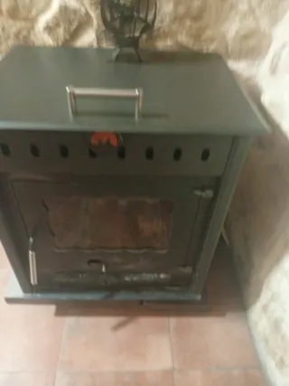 Estufa de leña negra y 4 tubos de vitrificado y t