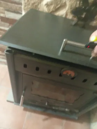 Estufa de leña negra y 4 tubos de vitrificado y t