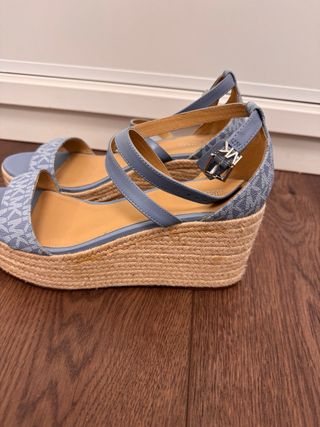 Sandalias Cuña Michael Kors Logo Azul