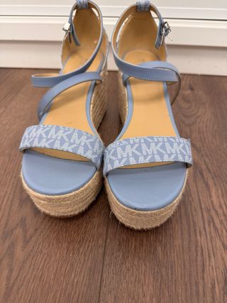 Sandalias Cuña Michael Kors Logo Azul