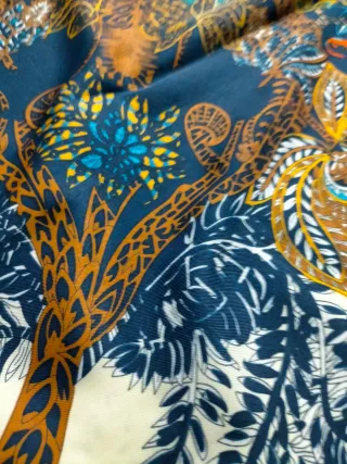 Pañuelo Donatzelli estampado 91x91. Poliéster 100%