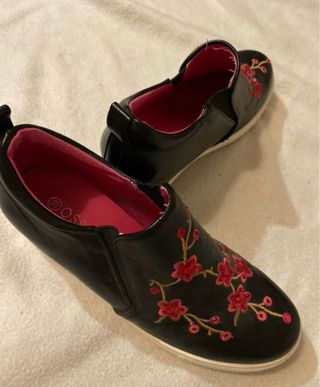 Zapatillas negras con flores rosas