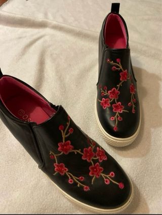 Zapatillas negras con flores rosas