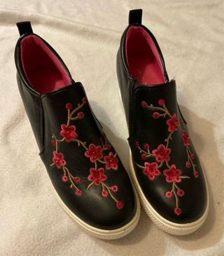 Zapatillas negras con flores rosas