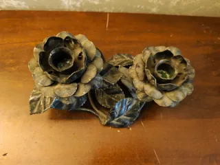 Candelabro metallo a forma di rosa