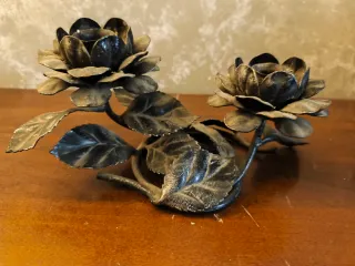 Candelabro metallo a forma di rosa