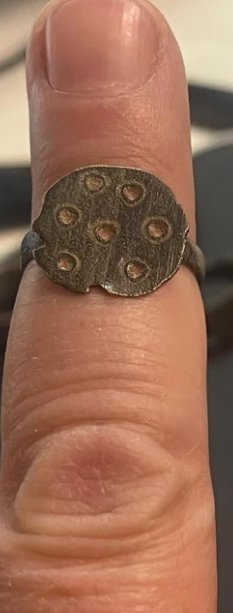 Anello antico con decorazioni circolari.