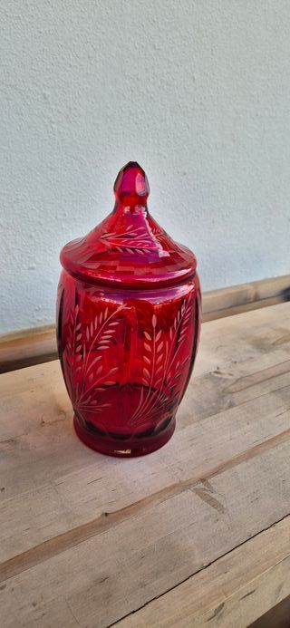 Bomboneira de vidro vermelha com relevo