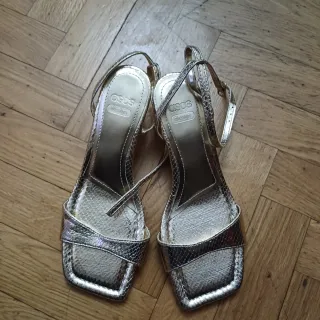 Zapatos ASOS DESIGN tacón bajo dorado