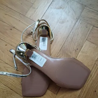 Zapatos ASOS DESIGN tacón bajo dorado