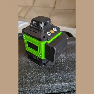 ESTUCHE NIVEL LASER VERDE 360° 16 LINEAS 2 BATERÍA