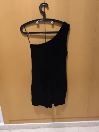 Mono negro asimétrico