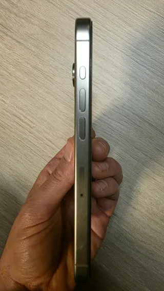 iPhone 15 Pro Titanio 87% Salud de la batería