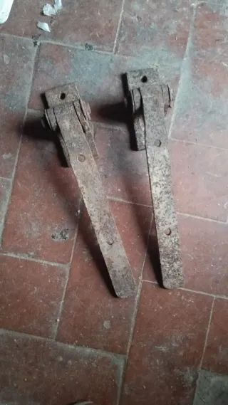 Visagras antiguas de metal