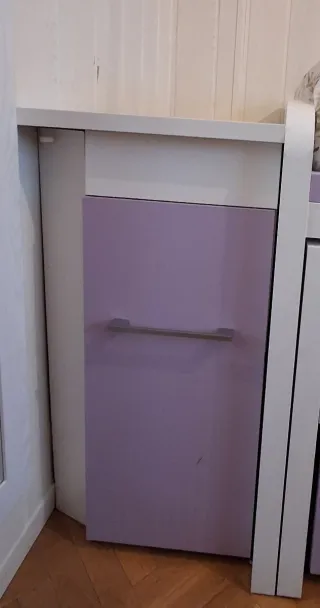 Dormitorio juvenil morado y blanco