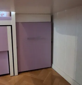 Dormitorio juvenil morado y blanco