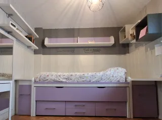 Dormitorio juvenil morado y blanco