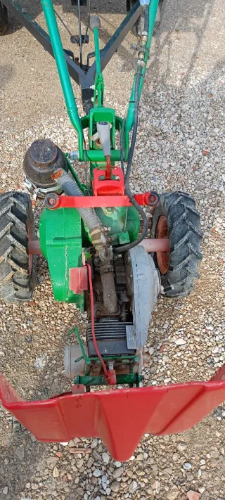 Motocultor con remolque verde