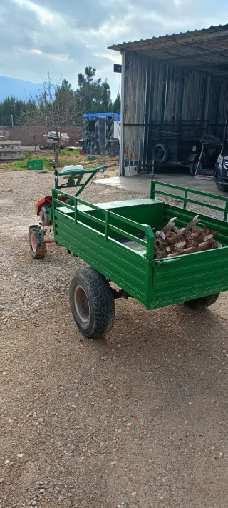Motocultor con remolque verde