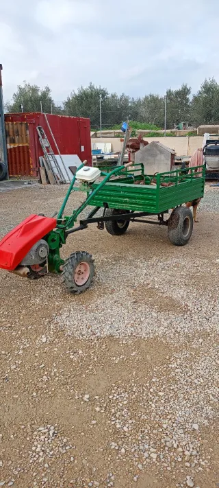 Motocultor con remolque verde