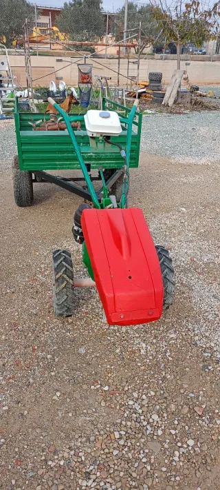 Motocultor con remolque verde